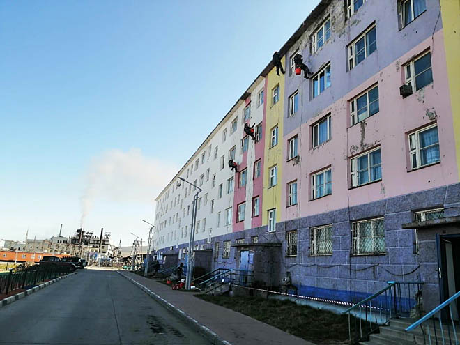 На «китайской стене» – альпинисты