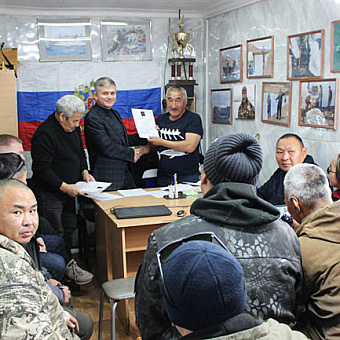 Награды передал на месте