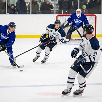 На льду было жарко