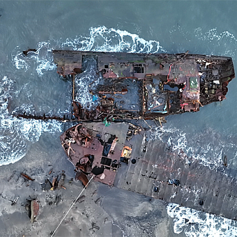 Акватории Дальнего Востока в этом году освободят от 17 затонувших судов